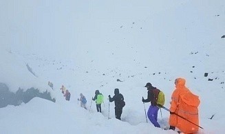 Около тысячи туристов застряли на восточном склоне Эвереста из-за метели. Что известно