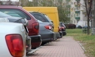 Работник автосалона под предлогом покупки забирал деньги и машины продавцов 