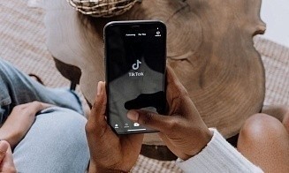 Большая часть аудитории TikTok в Беларуси — мужчины. А что в других соцсетях