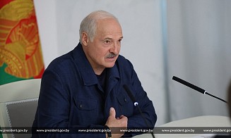 Лукашенко обратил внимание на то, что россияне скупают пустующие дома в белорусских деревнях