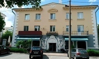 В Минске временно закрылось популярное кафе в «доме с русалками». В чем причина