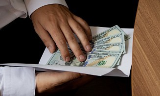 В Минске за взятки задержали топ-менеджеров крупного предприятия