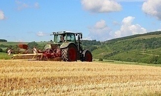 Подписаны поправки в закон «О дорожном движении». Работать на тракторе теперь можно с 17 лет