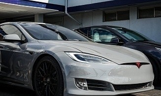 Tesla выплатит $243 млн после смертельной аварии с автопилотом