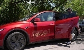 В Tesla рассказали подробности запуска роботакси без водителя