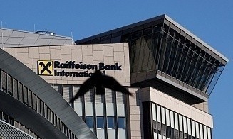 Reuters: Raiffeisen попытается передать российский бизнес акционерам